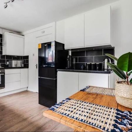 New Build House Near Trafford Centre With Drive Mánchester Exterior foto