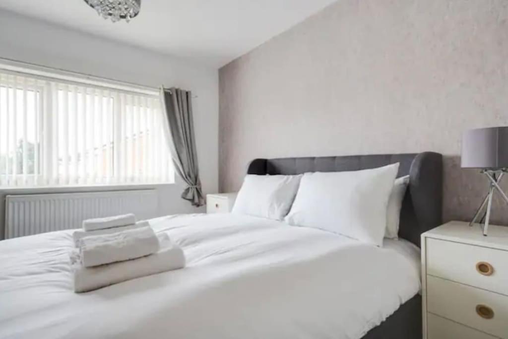 New Build House Near Trafford Centre With Drive Mánchester Exterior foto