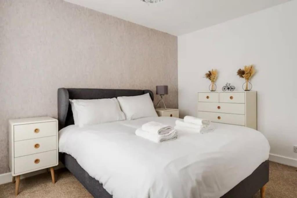 New Build House Near Trafford Centre With Drive Mánchester Exterior foto
