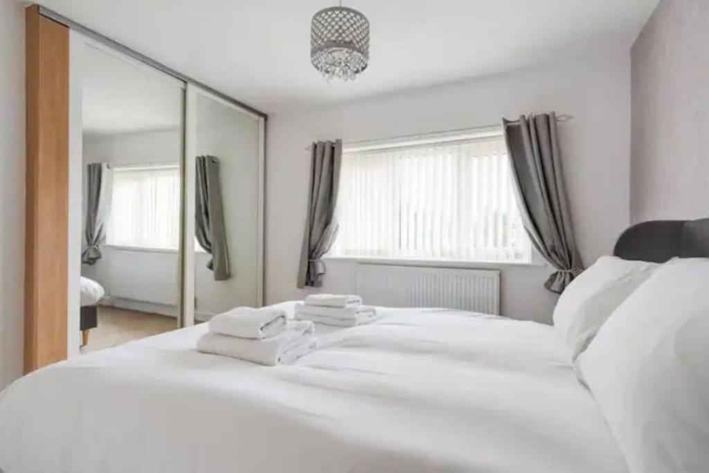 New Build House Near Trafford Centre With Drive Mánchester Exterior foto