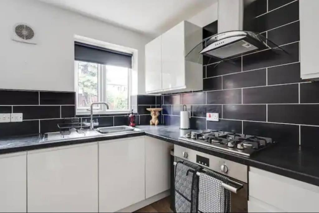 New Build House Near Trafford Centre With Drive Mánchester Exterior foto